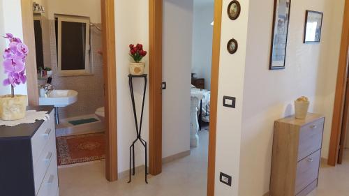 un baño con lavabo y espejo en Villa Mancini - Locazione turistica, en Polignano a Mare