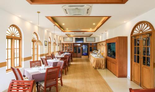 Een restaurant of ander eetgelegenheid bij Sea View Resort-& Spa Cherai