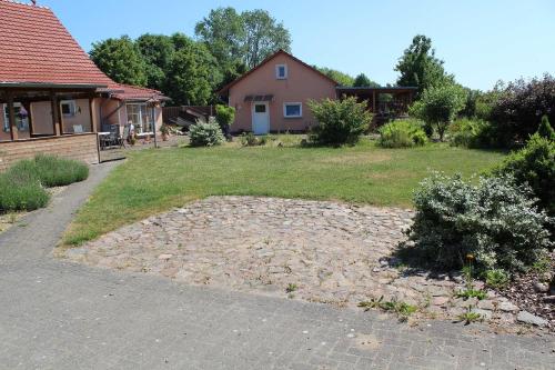 a yard with a house and a driveway at Landhaus Peene in Sophienhof
