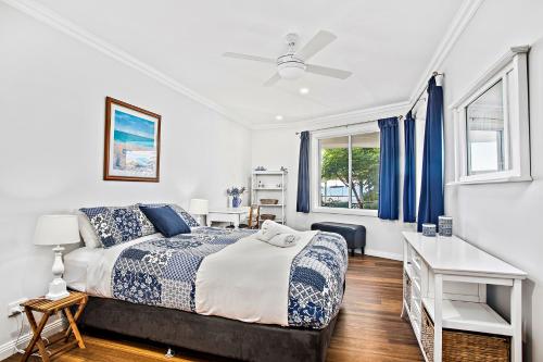 מיטה או מיטות בחדר ב-Jetty Beach Splendour Apartment