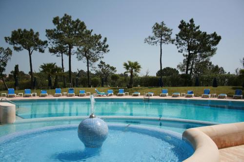 a large swimming pool with a water fountain at Victory Village 1B Quinta do Lago in Quinta do Lago