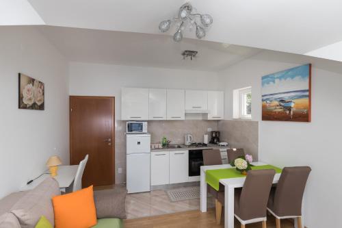 A kitchen or kitchenette at Apartments Lea