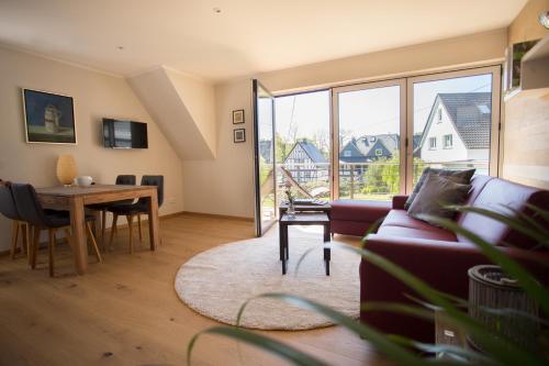 a living room with a couch and a table at Ferienwohnung Vogelsang in Saalhausen