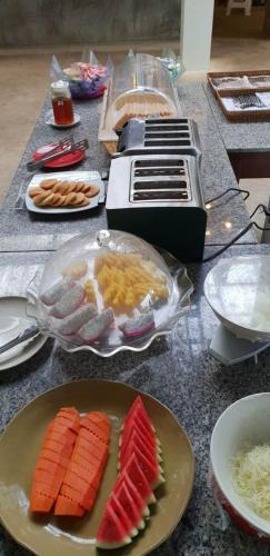 een tafel vol schalen met fruit en een grill bij Siam Bay Resort in Ko Chang