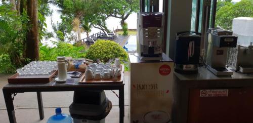 een tafel in een kamer met daarop drankjes bij Siam Bay Resort in Ko Chang