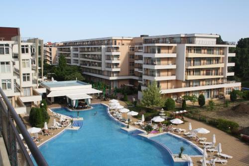 Bazén v ubytování Grand Kamelia Apartment nebo v jeho okolí