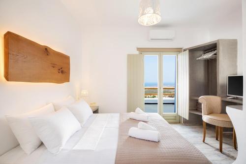 Postel nebo postele na pokoji v ubytování Nectarios Villa - Studios & Suites Adults Only