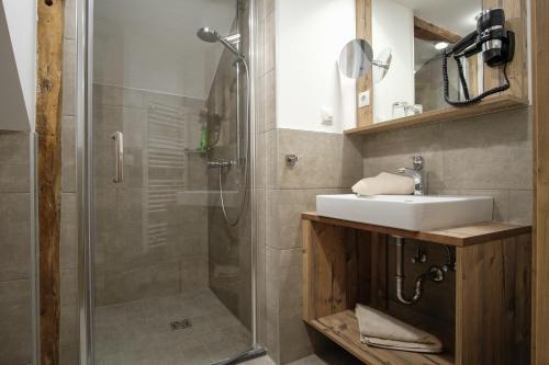 A bathroom at Alpengasthof zur Post