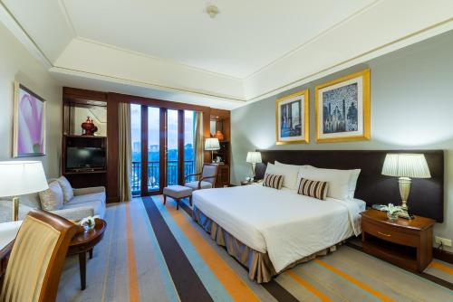 Gallery image of Chatrium Hotel Royal Lake Yangon in Yangon