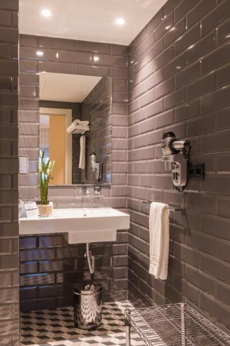 Ένα μπάνιο στο Up Rooms Vic Hotel
