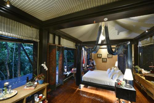 Кровать или кровати в номере Capella Ubud, Bali