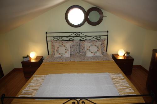 una camera da letto con un grande letto con due comodini di Casetta Girasole a Casperia