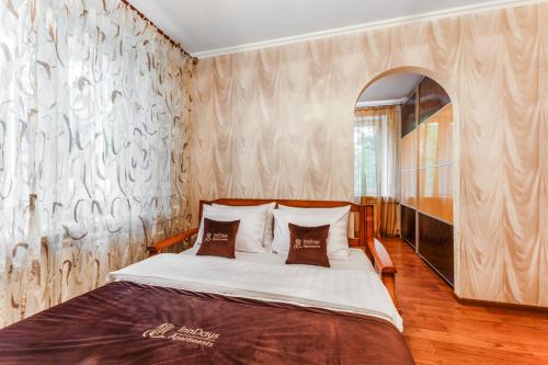 モスクワにあるInnDays on Garibaldiのベッドルーム1室(大型ベッド1台付)