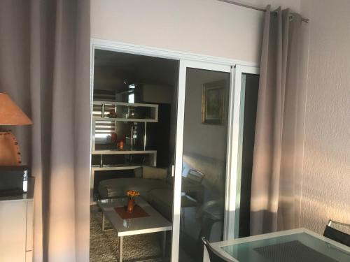 salon z kanapą i stołem w obiekcie Apartman Petra 1 w mieście Vir