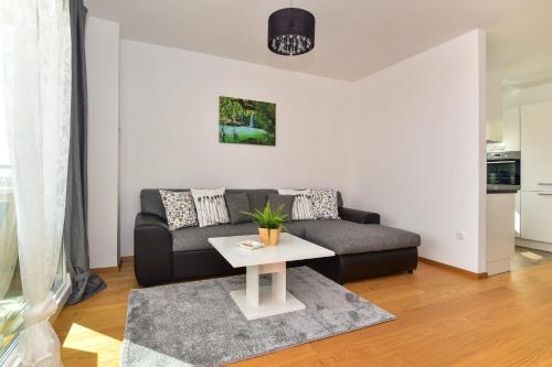 - un salon avec un canapé et une table dans l'établissement Apartments Evelin, à Makarska