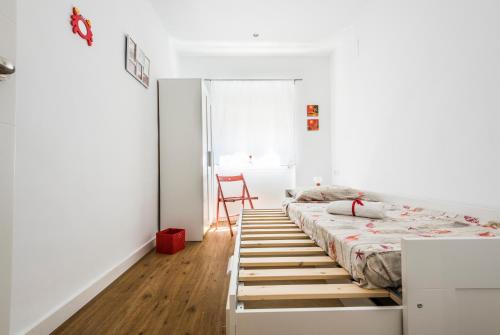 バレンシアにあるEl Coral Apartment Valenciaのベッドルーム1室(ベッド1台、椅子付)