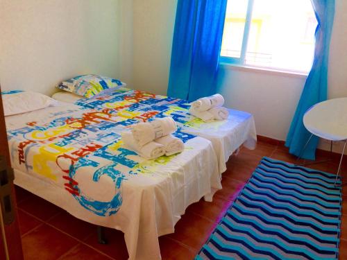 1 dormitorio con 1 cama con toallas en Luxury Duplex with pool, en Cabanas de Tavira
