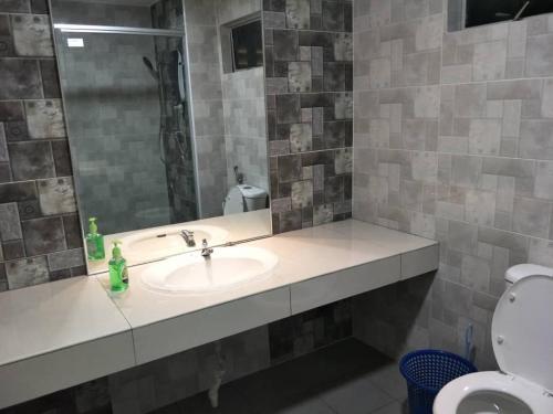 Ένα μπάνιο στο Newly refurbished Cozy PD Bayview Apartment with Ocean View