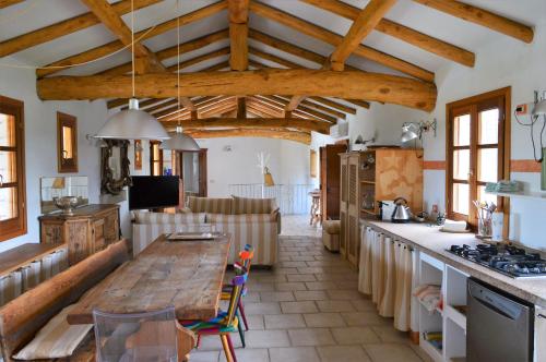 ゴルフォ・アランチにあるSa Rezzettaの木製の梁のあるリビングルーム、キッチン