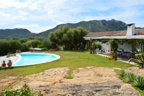 a house with a yard with a swimming pool at Sa Rezzetta in Golfo Aranci