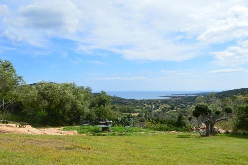 a green field with a view of the ocean at Sa Rezzetta in Golfo Aranci