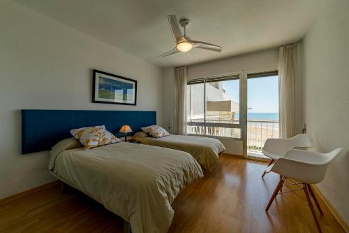 1 dormitorio con 2 camas y vistas al océano en Villa Seaside, en Benicàssim
