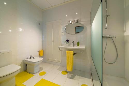 a bathroom with a toilet and a sink and a shower at Villa Seaside in Benic&agrave;ssim