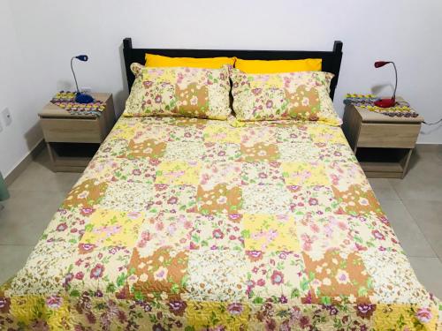 1 cama en un dormitorio con 2 mesitas de noche en Apartamento em Lencois - Bahia No 106, en Lençóis