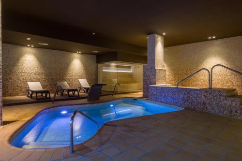 a swimming pool in a hotel room with a pool at Hotel California Palace in Salou