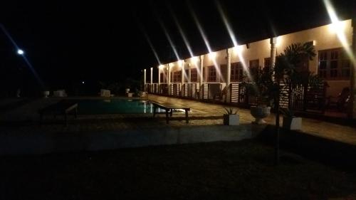 Shan Guest and Restaurant Nilaveliの敷地内または近くにあるプール