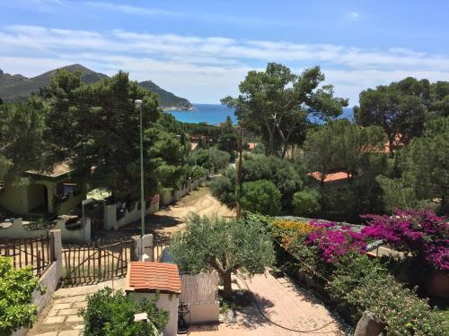 a garden with a view of the ocean at Villetta Ludovica in Solanas