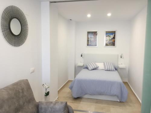 カディスにあるLoft Playa Santa María (Cádiz)のベッドルーム1室(ベッド1台、椅子、鏡付)