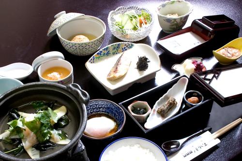 Jídlo v ryokanu nebo okolí
