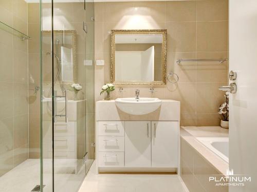 Bathroom sa Platinum Luxury Stays at The Victoria Rooftop Penthouse