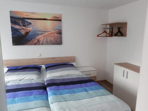 Schlafzimmer mit einem Bett mit Wandgemälde in der Unterkunft Ferienwohnung Gänseblümchen in Wartenburg