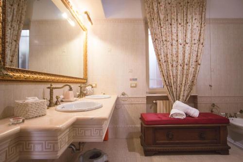 トラーニにあるB&B Imperialeのバスルーム(シンク、鏡、バスタブ付)