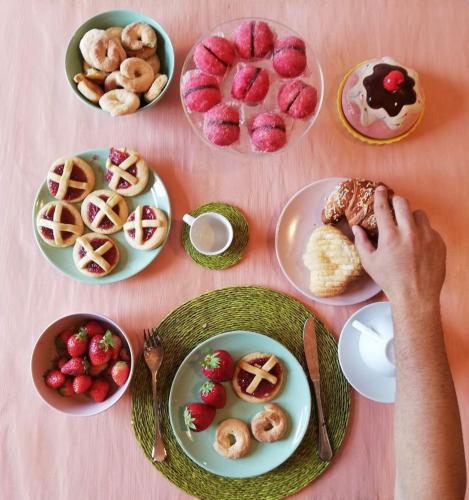 einen Tisch mit Gebäck und Schalen mit Speisen in der Unterkunft Casale 1541 in Bolsena