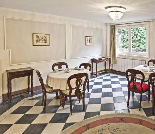 a dining room with two tables and chairs at Nr 100 Szentendre Hotel Panzio szolgáltatások in Szentendre