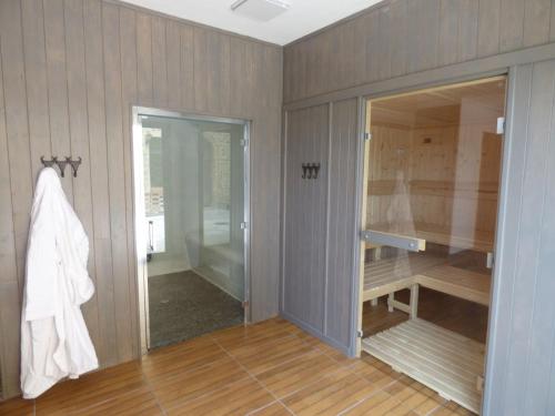 bagno con cabina doccia e specchio di Mas d'Asvin & Spa a Saint-Christol-lès-Alès