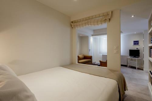 A bed or beds in a room at Right under the Acropolis