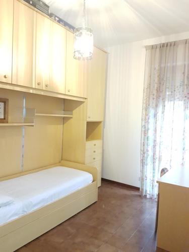 モネーリアにあるVilletta 5 Terreの小さなベッドルーム(ベッド1台、窓付)