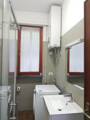 モネーリアにあるVilletta 5 Terreのバスルーム(洗面台、トイレ、鏡付)