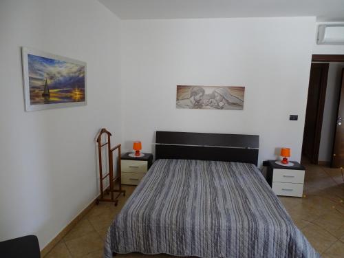 ガリポリにあるhouse gallipoliのベッドルーム1室(ベッド1台付)が備わります。壁に2枚の写真が飾られています。