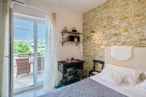 1 dormitorio con 1 cama y 1 mesa con ventana en Apartments Rija en Pag
