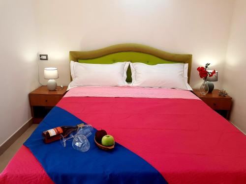 カーポ・ヴァチカーノにあるMazzitelli Apartmentのベッドルーム1室(赤と青の毛布付きのベッド1台付)