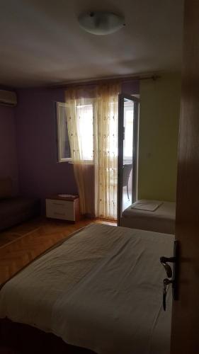 Ένα ή περισσότερα κρεβάτια σε δωμάτιο στο VILA MILENKA Apartmani Drago