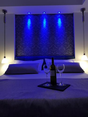 - un lit avec une bouteille de vin et deux verres dans l'établissement Argenta Luxury Room, à Split