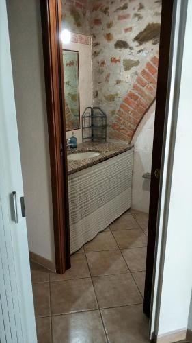 W łazience znajduje się umywalka i lustro. w obiekcie Agriturismo L'Albatro w mieście Rispescia
