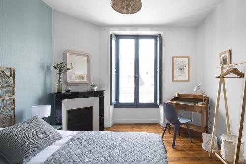 une chambre avec un lit, une chaise et un bureau dans l'établissement Le Gatsby by Cocoonr, à Nantes