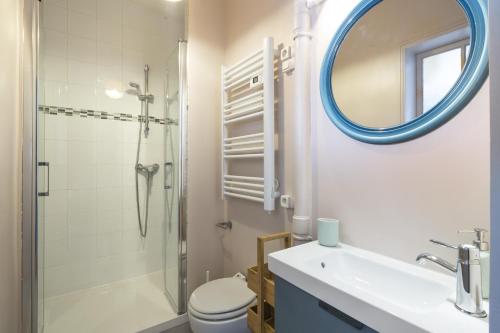 une salle de bain avec une douche, un lavabo et un miroir dans l'établissement Le Gatsby by Cocoonr, à Nantes